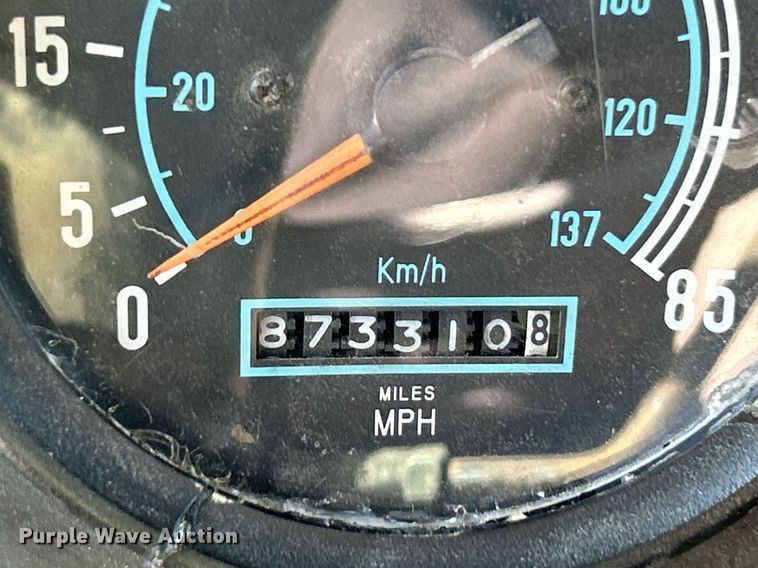 image for item NR9337 1993 International 9400  flatbed truck