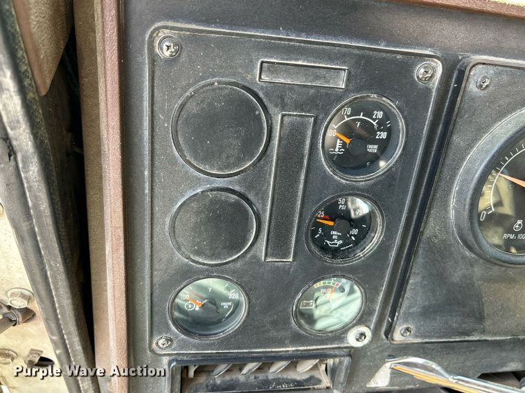 image for item NR9337 1993 International 9400  flatbed truck