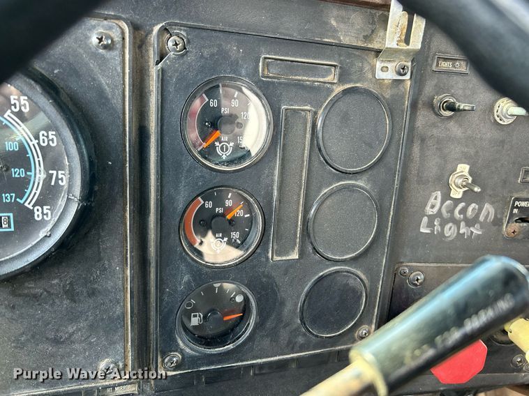 image for item NR9337 1993 International 9400  flatbed truck