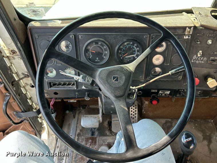 image for item NR9337 1993 International 9400  flatbed truck