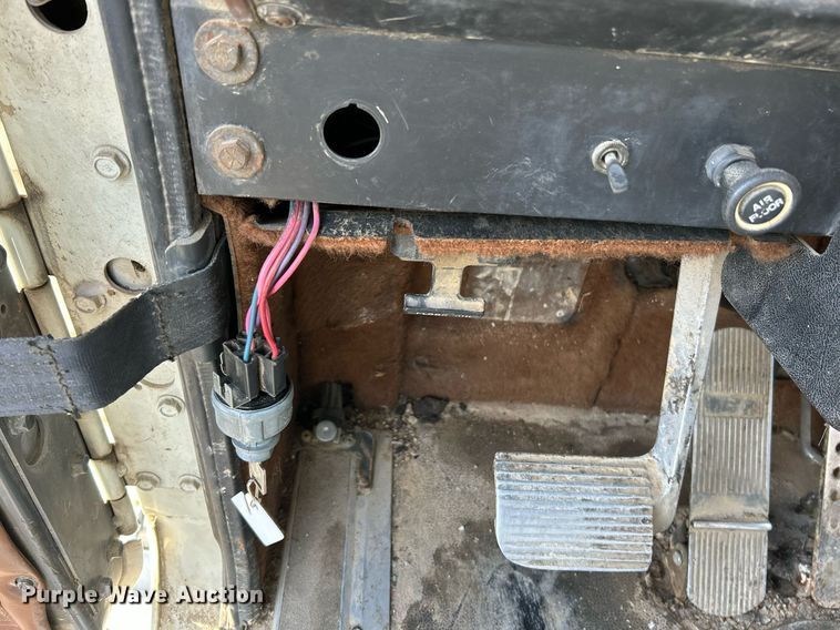 image for item NR9337 1993 International 9400  flatbed truck