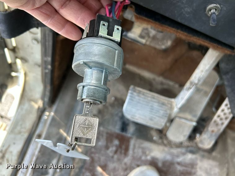 image for item NR9337 1993 International 9400  flatbed truck