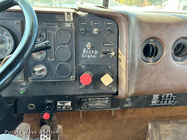 image for item NR9337 1993 International 9400  flatbed truck