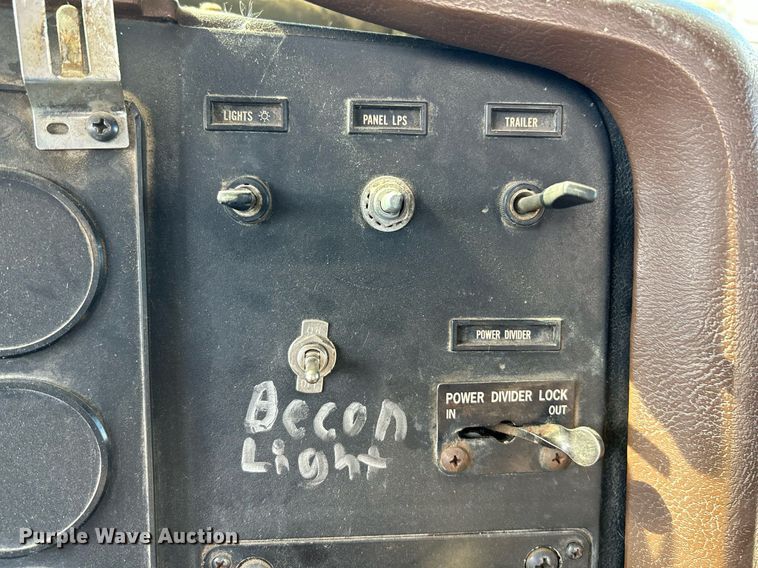 image for item NR9337 1993 International 9400  flatbed truck