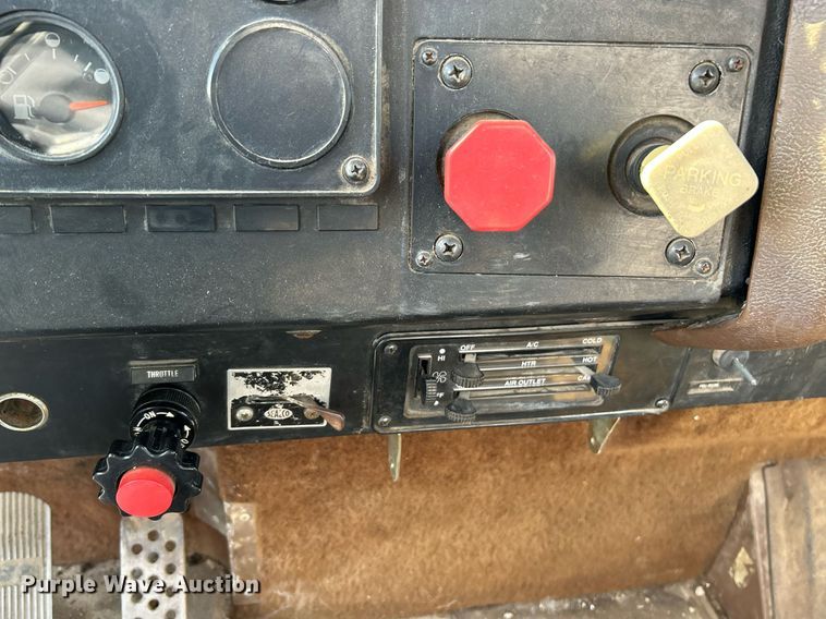 image for item NR9337 1993 International 9400  flatbed truck