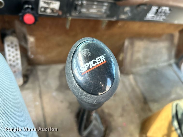 image for item NR9337 1993 International 9400  flatbed truck