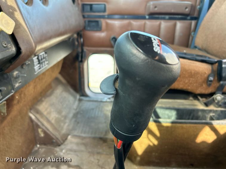 image for item NR9337 1993 International 9400  flatbed truck