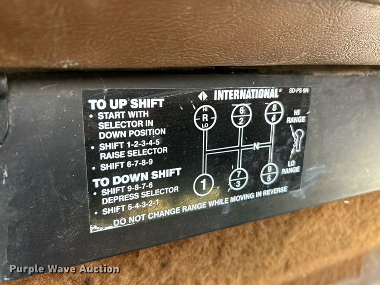 image for item NR9337 1993 International 9400  flatbed truck