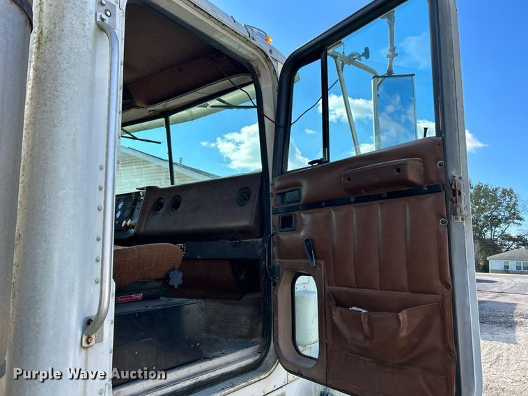 image for item NR9337 1993 International 9400  flatbed truck