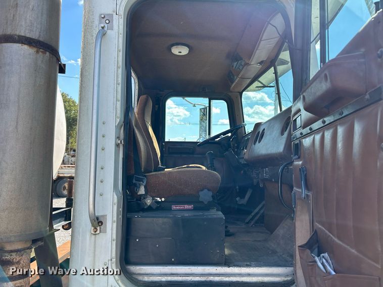 image for item NR9337 1993 International 9400  flatbed truck