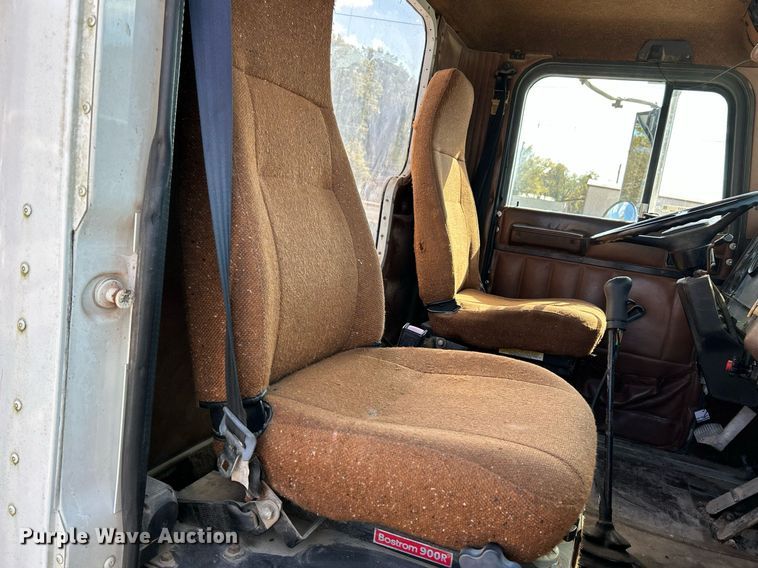 image for item NR9337 1993 International 9400  flatbed truck