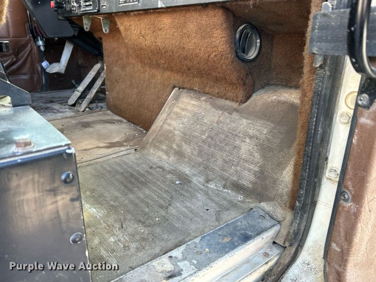 image for item NR9337 1993 International 9400  flatbed truck