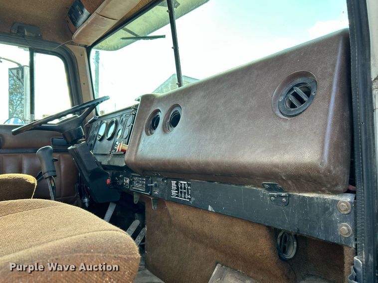 image for item NR9337 1993 International 9400  flatbed truck