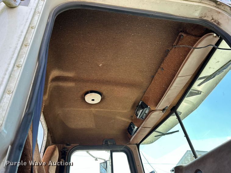 image for item NR9337 1993 International 9400  flatbed truck