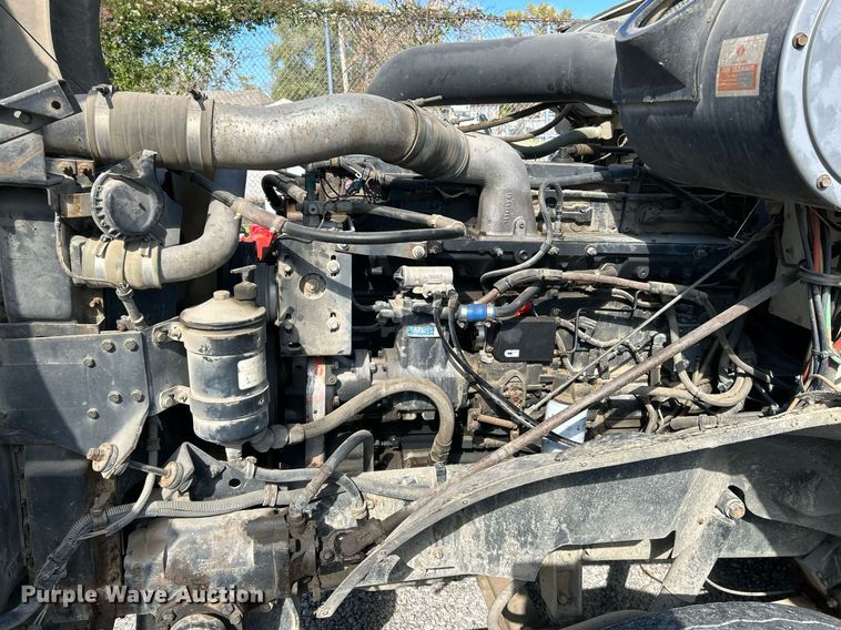 image for item NR9337 1993 International 9400  flatbed truck