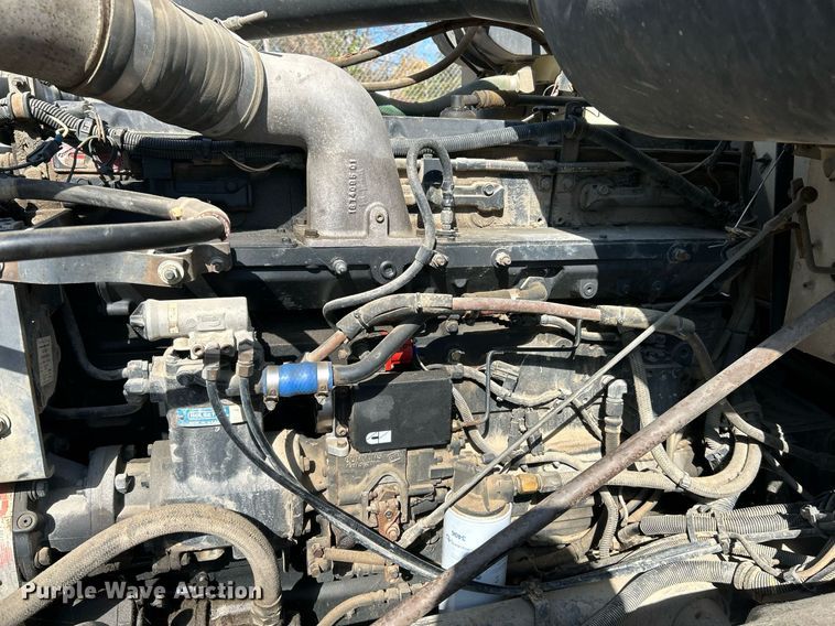 image for item NR9337 1993 International 9400  flatbed truck