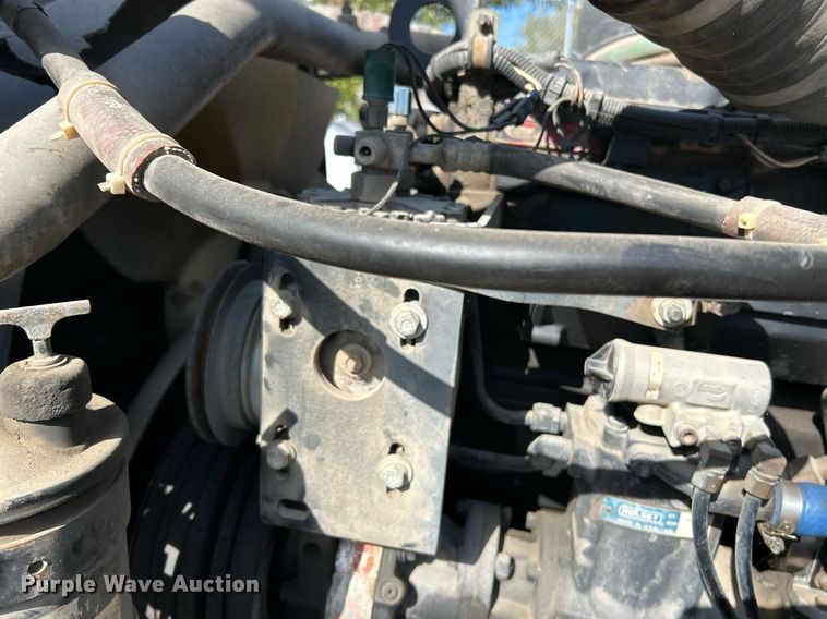 image for item NR9337 1993 International 9400  flatbed truck