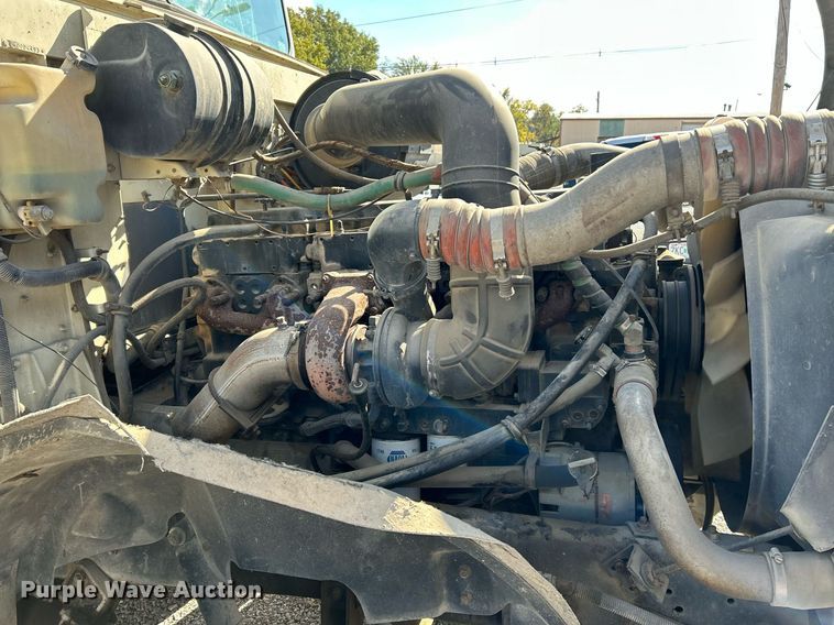 image for item NR9337 1993 International 9400  flatbed truck