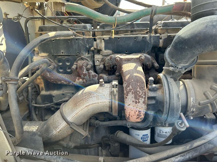 image for item NR9337 1993 International 9400  flatbed truck