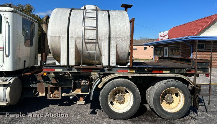 image for item NR9337 1993 International 9400  flatbed truck