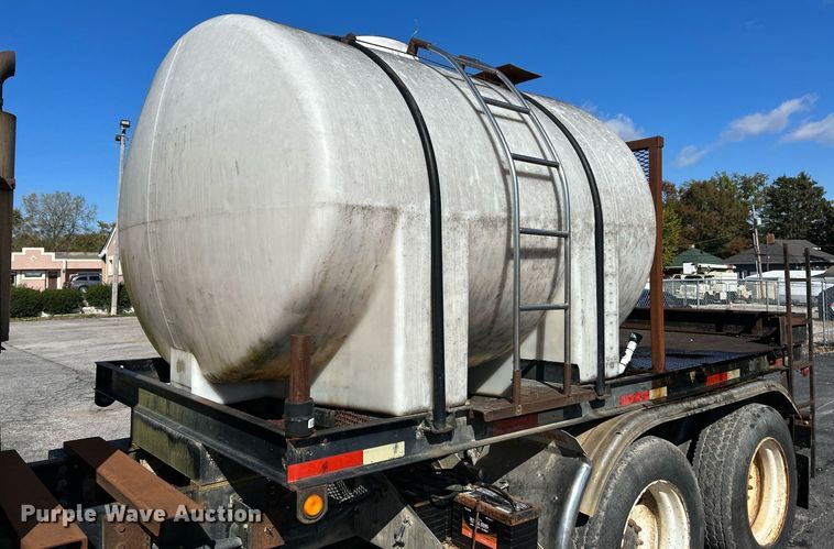 image for item NR9337 1993 International 9400  flatbed truck