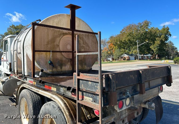 image for item NR9337 1993 International 9400  flatbed truck