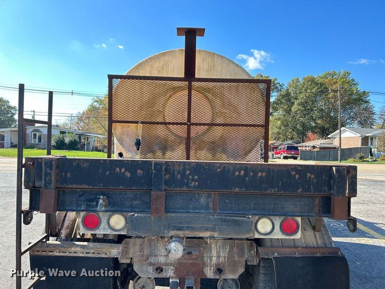 image for item NR9337 1993 International 9400  flatbed truck