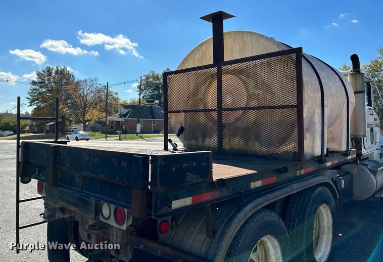 image for item NR9337 1993 International 9400  flatbed truck