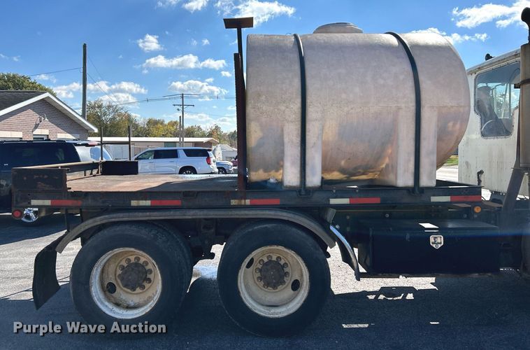 image for item NR9337 1993 International 9400  flatbed truck