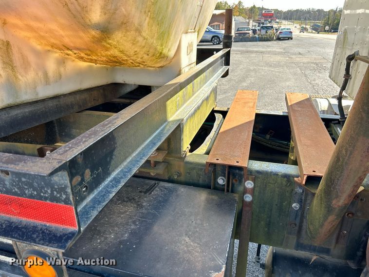 image for item NR9337 1993 International 9400  flatbed truck