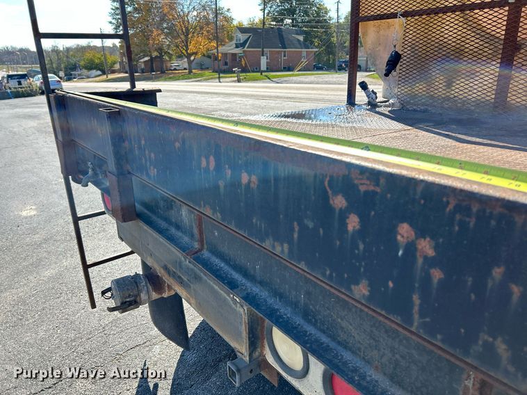 image for item NR9337 1993 International 9400  flatbed truck