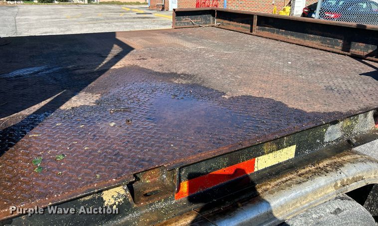 image for item NR9337 1993 International 9400  flatbed truck