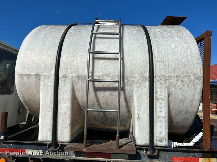 image for item NR9337 1993 International 9400  flatbed truck