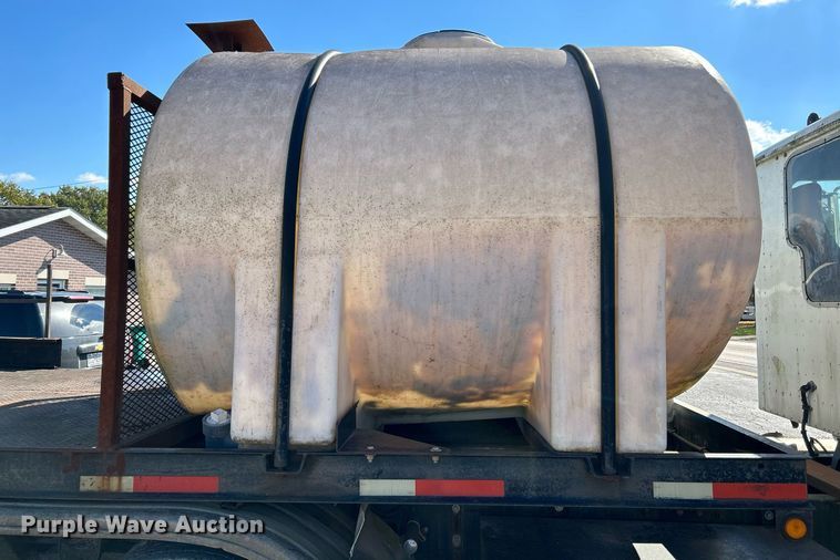 image for item NR9337 1993 International 9400  flatbed truck