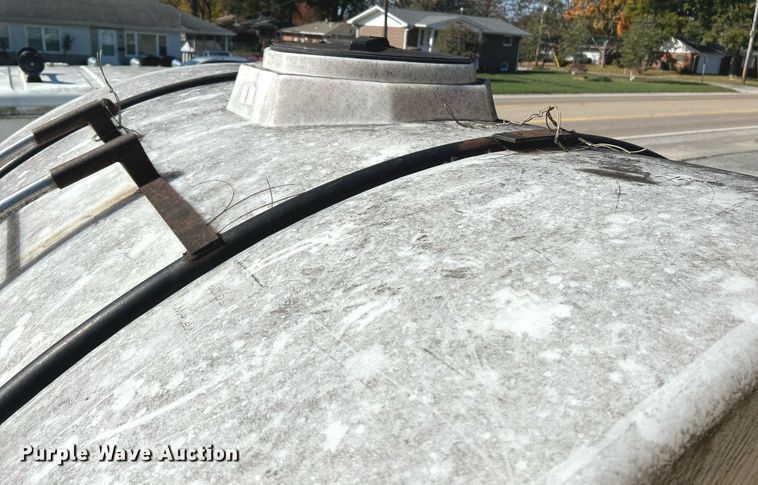 image for item NR9337 1993 International 9400  flatbed truck