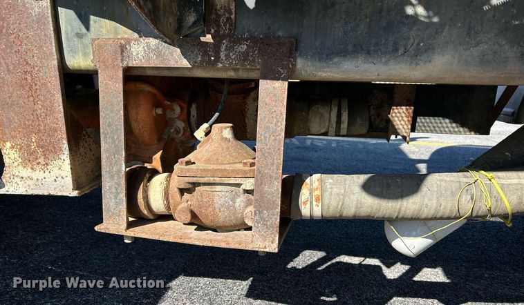 image for item NR9337 1993 International 9400  flatbed truck