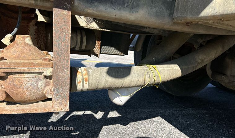 image for item NR9337 1993 International 9400  flatbed truck