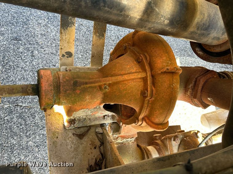 image for item NR9337 1993 International 9400  flatbed truck