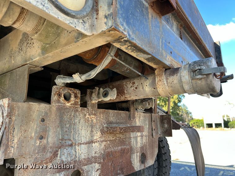 image for item NR9337 1993 International 9400  flatbed truck