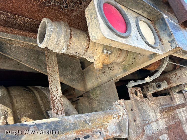 image for item NR9337 1993 International 9400  flatbed truck