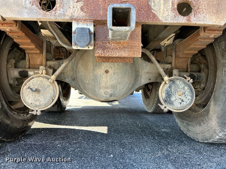 image for item NR9337 1993 International 9400  flatbed truck