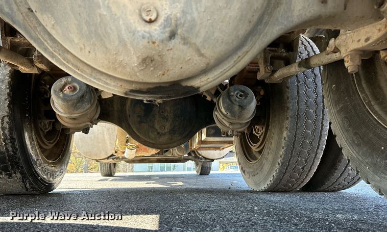 image for item NR9337 1993 International 9400  flatbed truck