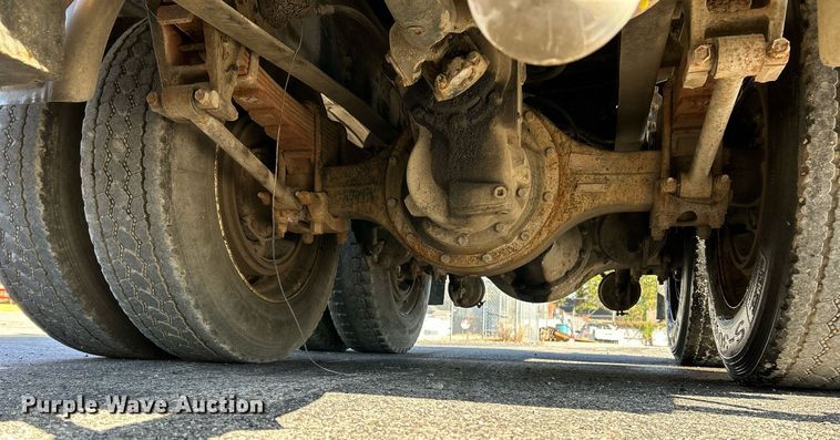 image for item NR9337 1993 International 9400  flatbed truck