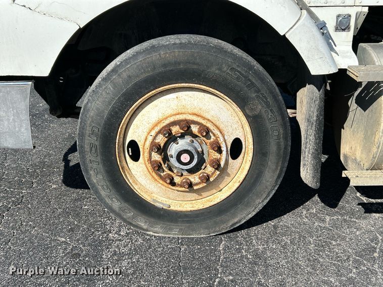 image for item NR9337 1993 International 9400  flatbed truck