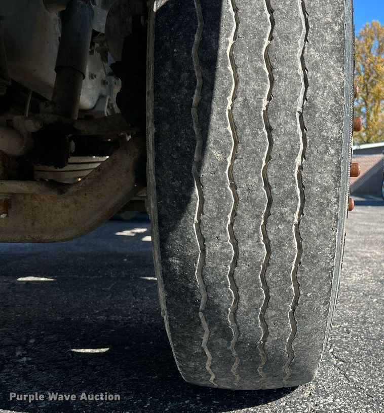 image for item NR9337 1993 International 9400  flatbed truck