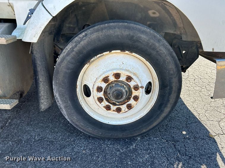 image for item NR9337 1993 International 9400  flatbed truck