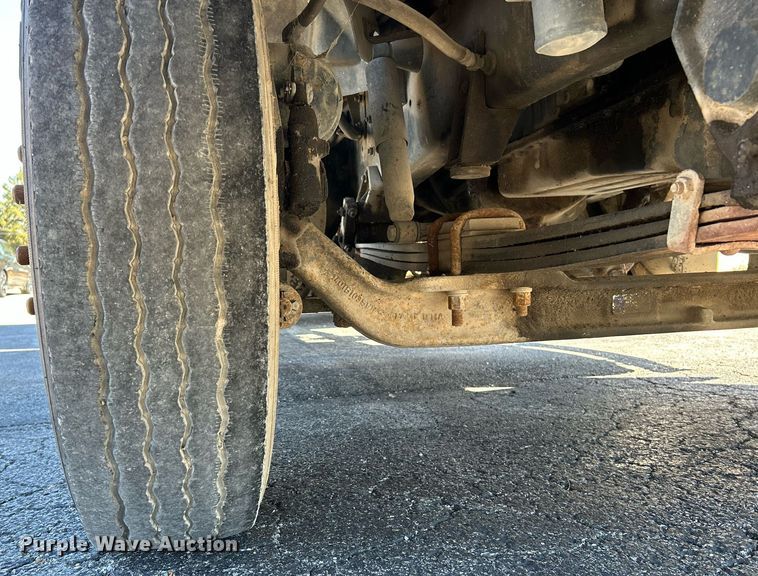 image for item NR9337 1993 International 9400  flatbed truck