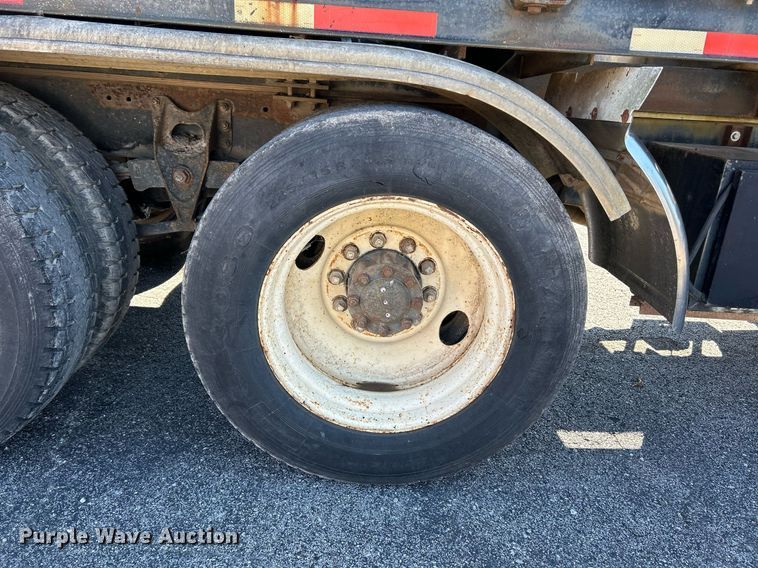 image for item NR9337 1993 International 9400  flatbed truck