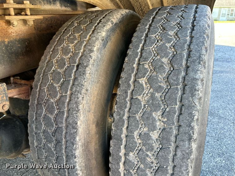 image for item NR9337 1993 International 9400  flatbed truck