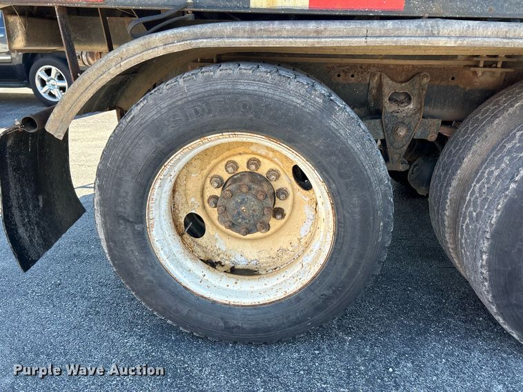 image for item NR9337 1993 International 9400  flatbed truck